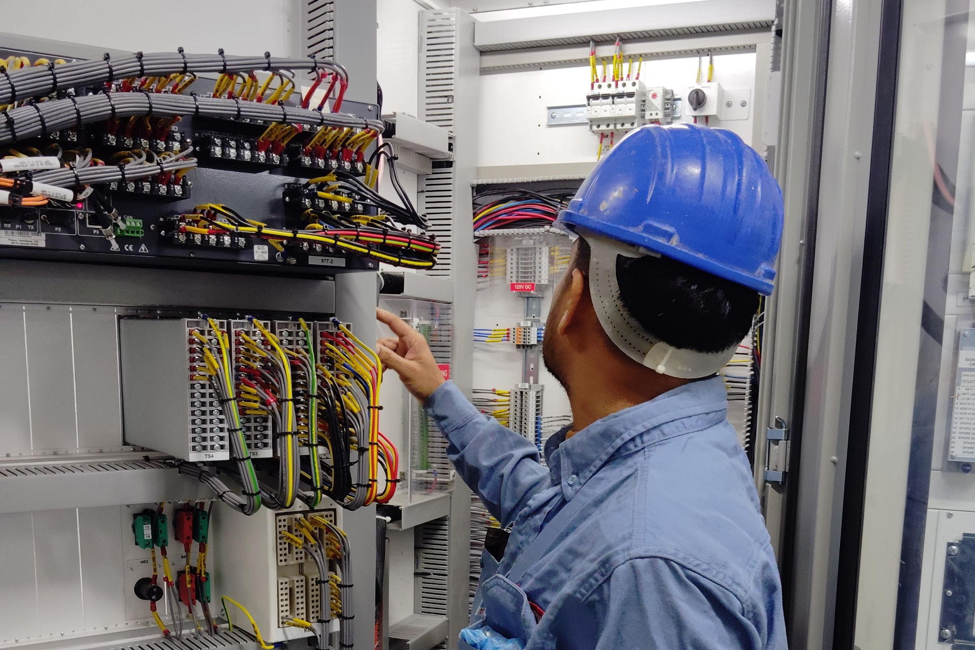 Técnico revisando cuadro eléctrico industrial
