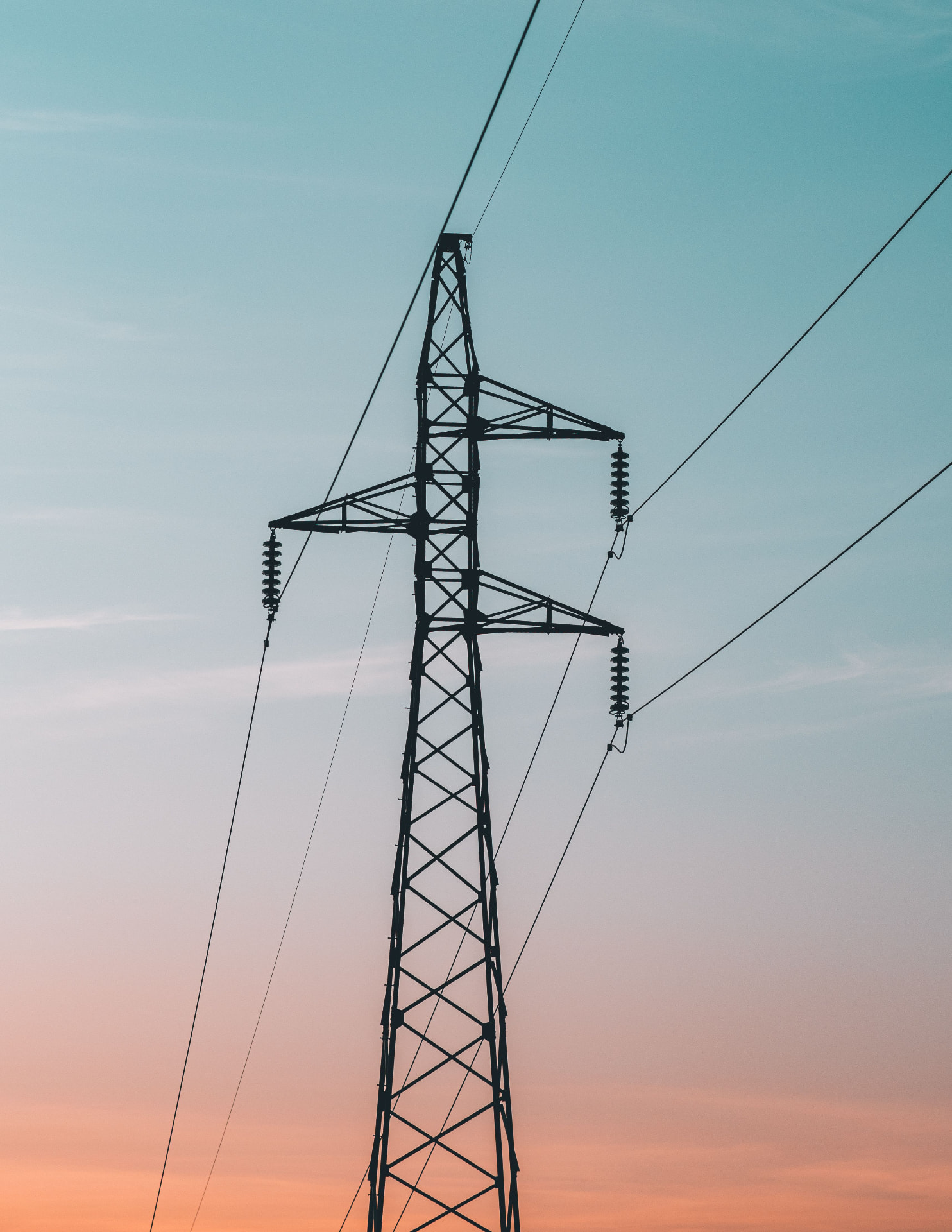 Documentos de facturación y contratos de suministro eléctrico sobre mesa de trabajo