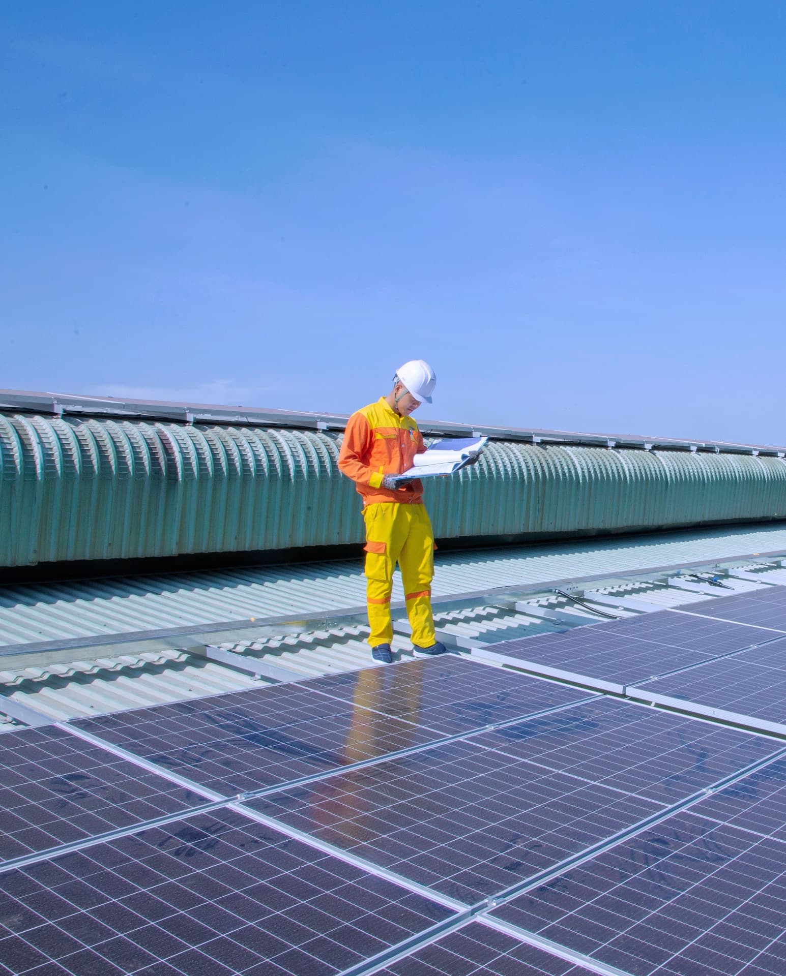 Técnico analizando datos de consumo energético en pantalla de ordenador